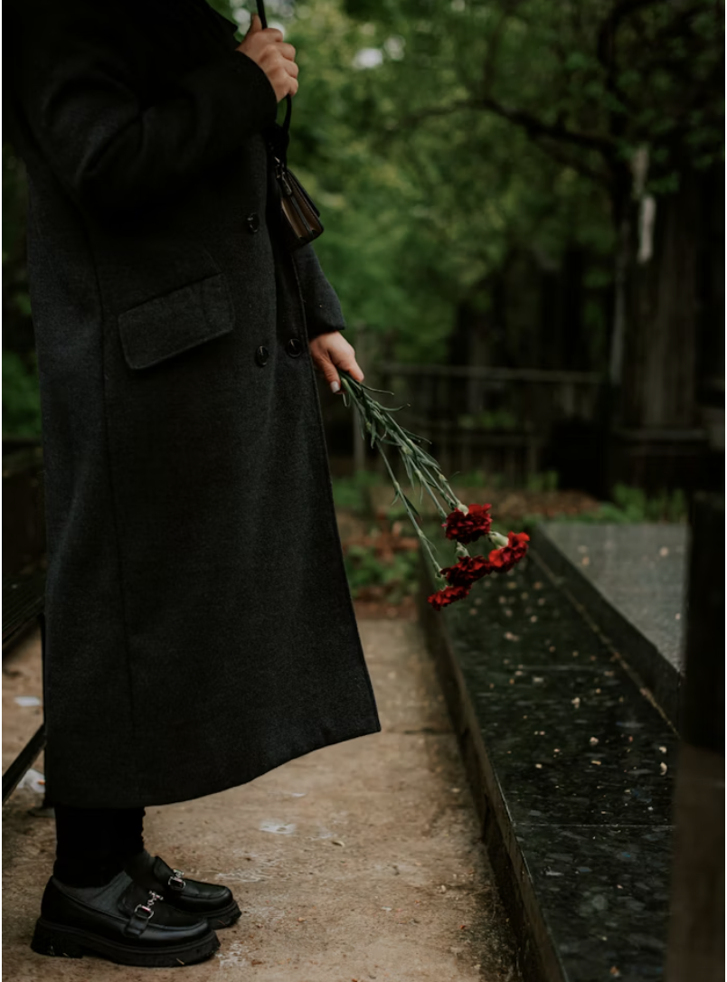 Mettere i fiori al cimitero: esorcizzare la morte